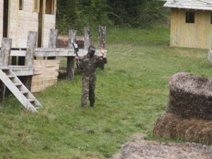 ua110723paintbal019.JPG